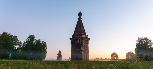 Obraz premium Russia. wooden chapel in the field