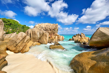 Fototapeta na wymiar große Granitfelsen am Strand der Seychellen