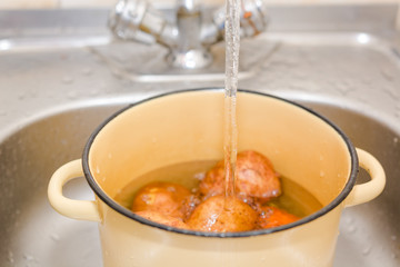 Pan with potatoes and water. Gather water in ware.