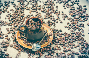 Чашка с обжаренными кофейными зёрнами