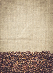 Кофейное меню. Обжаренные кофейные зёрна на фоне льняной ткани