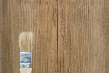 pędzel malarski na tle starej deski © Andrzej Płotnikow