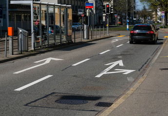 Beschriftungen auf der Strasse mit Fussg&auml;ngerstreifen