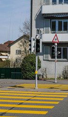 Beschriftungen auf der Strasse mit Fussgängerstreifen
