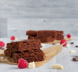 Schokoladenbrownie gestapelt vor hellem Hintergrund