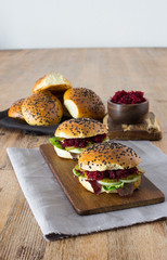  vegetarischer Burger auf Holzbrett serviert