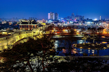 Obraz premium Hwaseong forteca przy nocą w Suwon, Południowy Korea