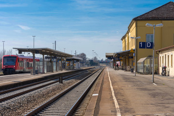 Fototapeta premium Bahnhof mit wartenden Fahrgast