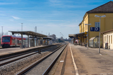 Fototapeta na wymiar Bahnhof mit wartenden Fahrgast
