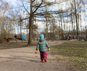 Kind geht auf dem Spielplatz