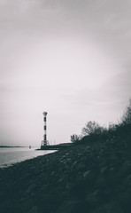 Blick auf einen Leuchtturm an der Elbe in Blankenese in schwarz weiß
