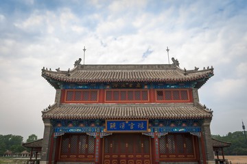 Fototapeta na wymiar Traditional Chinese building under blue sky