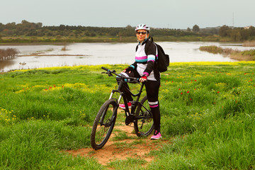 Obraz premium Woman with Her Mountain Bike