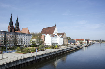 Oderpromenade in Frankfurt (Oder) im Frühling mit Wohnhäusern, Ffiedenskirche, Musikschule und Konzerthalle Carl Philipp Emanuel Bach