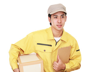 荷物を運ぶ笑顔の男性