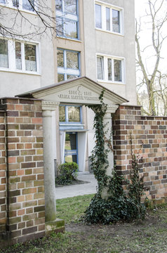 Ziermauer mit Tor im Lenn&eacute;park am Standort der Alten Universit&auml;t (Alma Mater Viadrina)