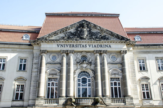 Europa-Universität Viadrina in Frankfurt (Oder), Hauptgebäude, Portal