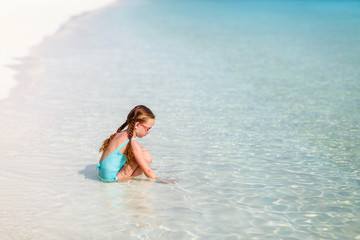 Fototapeta na wymiar Adorable little girl at beach
