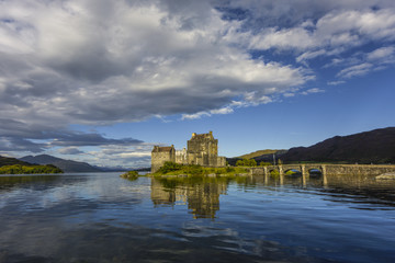 Fototapeta na wymiar Eilean Donan castle in crystal clear water and warm light