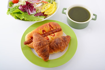 おいしそうなパンとコーヒーとサラダ