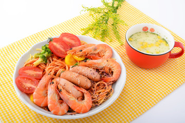 おいしそうなパスタとスープ