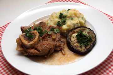 Ossobuco mit Stampfkartoffeln und Gemüse