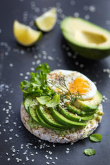 cereal crispbreads with avocado and egg