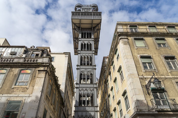 Historischer Aufzug in Lissabon, der die Unterstadt mit der Oberstadt verbindet