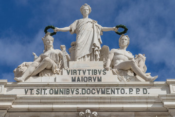 Skulptur der Göttin Gloria Göttin Gloria, den Genius und den Wert krönend 