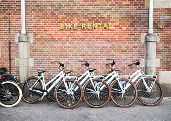 Fototapeta premium Wypożyczalnia rowerów Damrak Amsterdam, Holandia