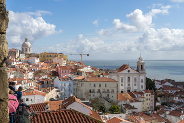 Fototapeta na wymiar Stadtansicht von Lissabon mit Blick auf den Fluss Tejo