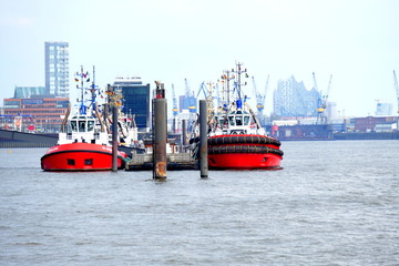 Zwei Schiffe und Elbphilharmonie im Hintergrund