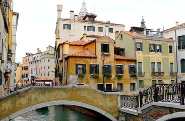 Fototapeta na wymiar house canals and bridges of Venice