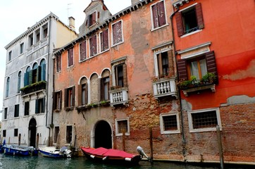 Fototapeta na wymiar house and canals of Venice