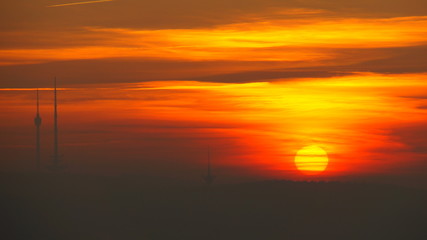 Feuriger Sonnenuntergang neben dem Fernsehturm Stuttgart