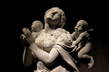 Santa Maria Maddalena sollevata dagli angeli; particolare; statua del Duomo di Milano