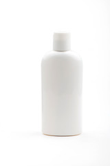 белая бутылка на белом фоне 