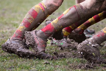 mêlée boueuse au rugby