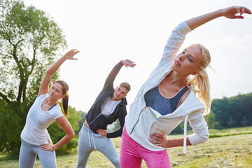 Fitness Gruppe beim Stretching