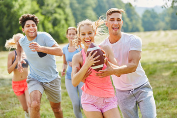 Freunde im Team spielen Rugby