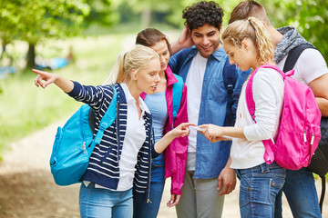 Wandergruppe mit Wanderkarte