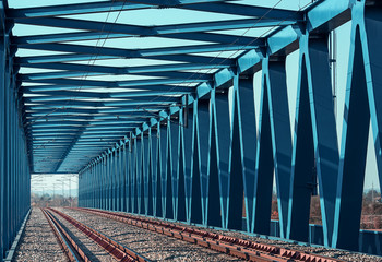 Obraz premium Rails running on a bridge