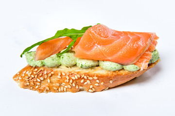 Bruschetta with arugula in fillet of tuna and green sauce