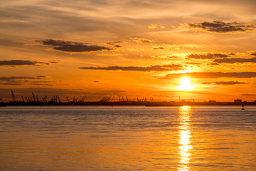 Obraz premium Sunset view of waterfront