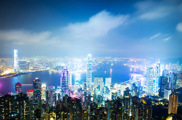 Obraz premium Hong Kong cityscape at night with victoria harbour and large group of tall buildings.