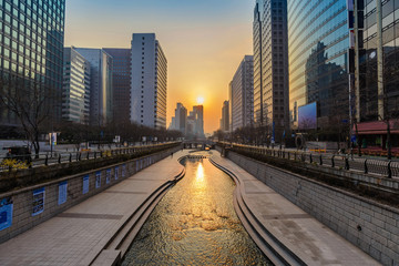 Cheonggyecheon Stream en Seoul skyline bij zonsopgang, Seoul, Zuid-Korea