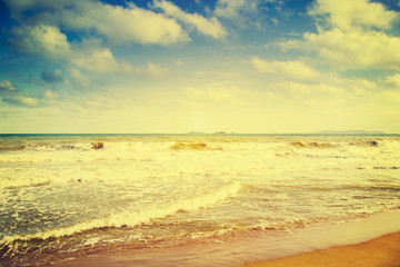 Fototapety  Plaża morska i błękitna fala latem z efektem vintage.