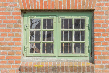 Grünes Fenster in einem alten Speicher