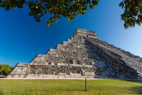 El Castillo (Temple of Kukulkan), Chichen Itza, Yucatan, Mexico