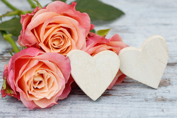 Fototapeta na wymiar roses with white heart on wood